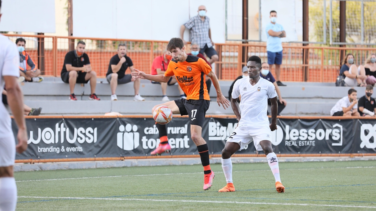 Adri Domínguez controla el balón