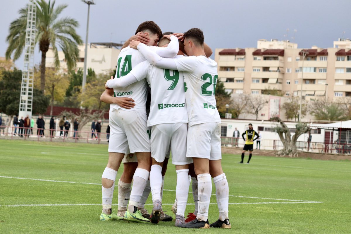 Los jugadores del Ilicitano celebran un gol