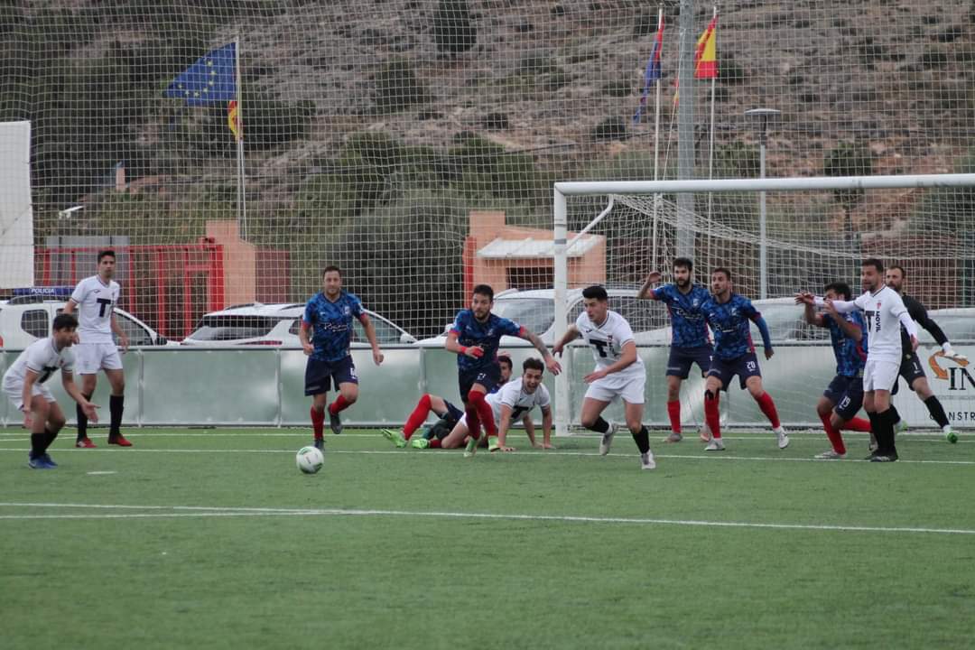 Dos jugadores van a por un balón suelto.