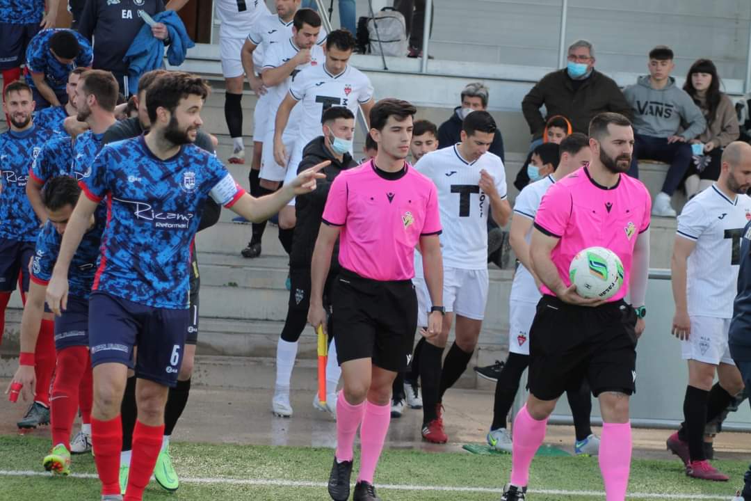 Ambos equipos saltan al campo.