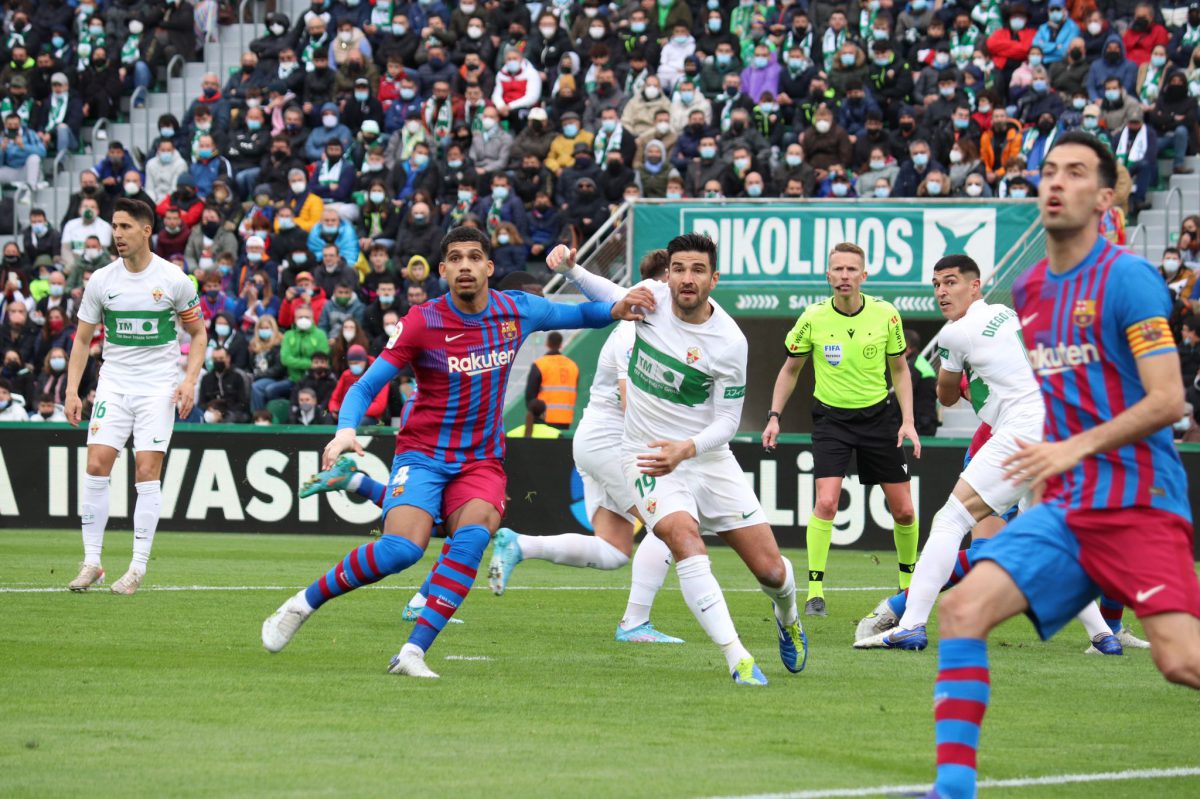 Araújo y Barragán disputan el balón.