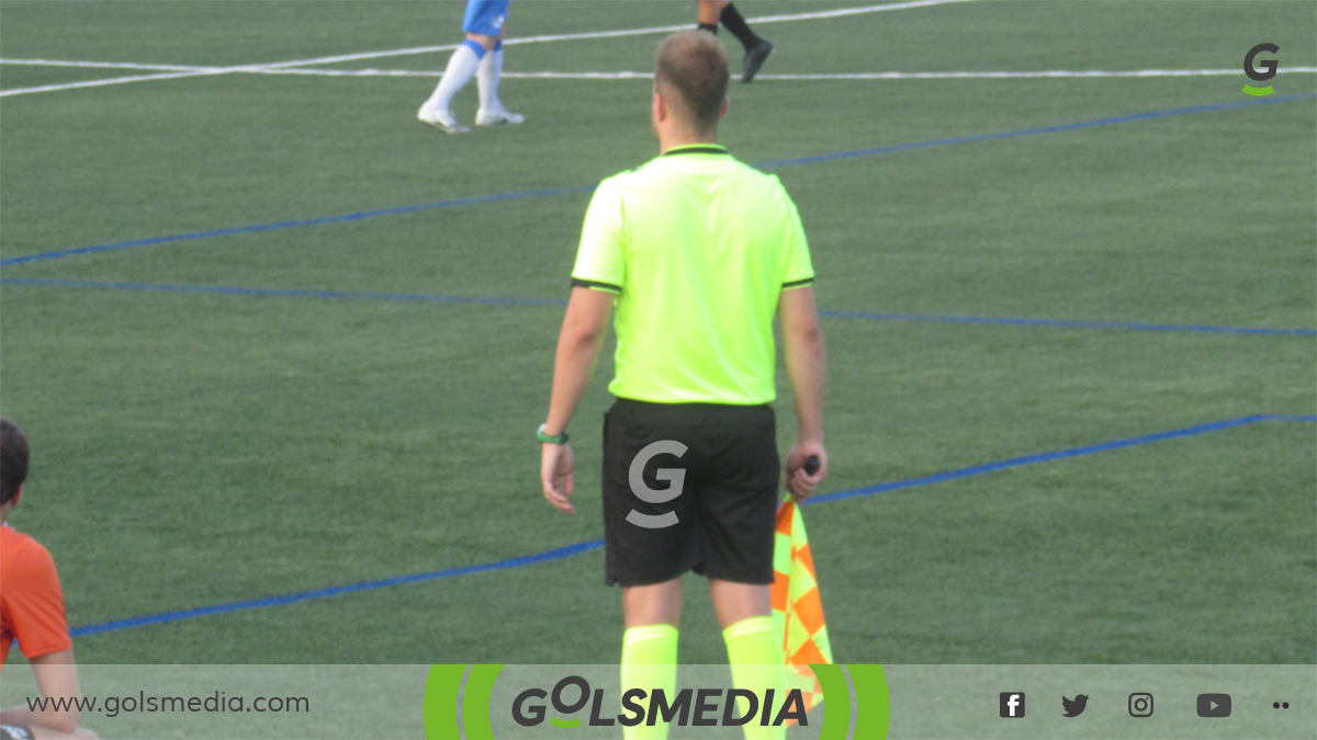 arbitro de un partido de fútbol regional