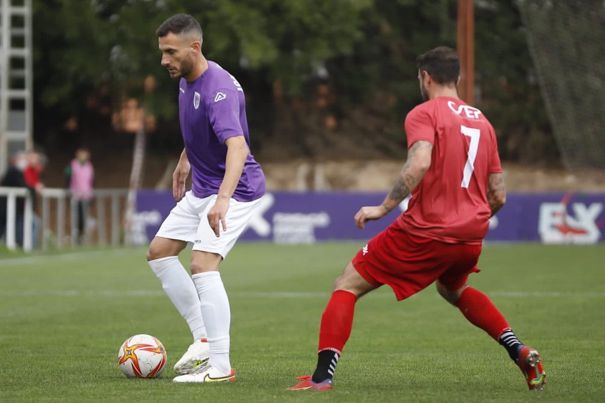Rueda intenta robar el balón a Jony