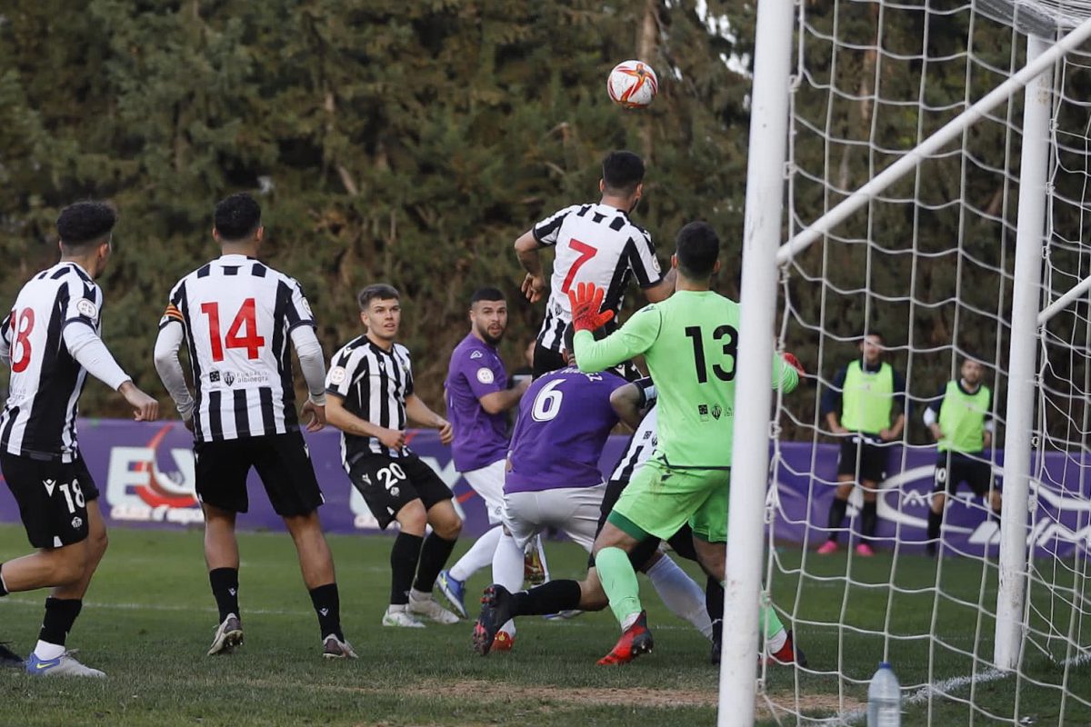 El CD Castellón B despeja un córner