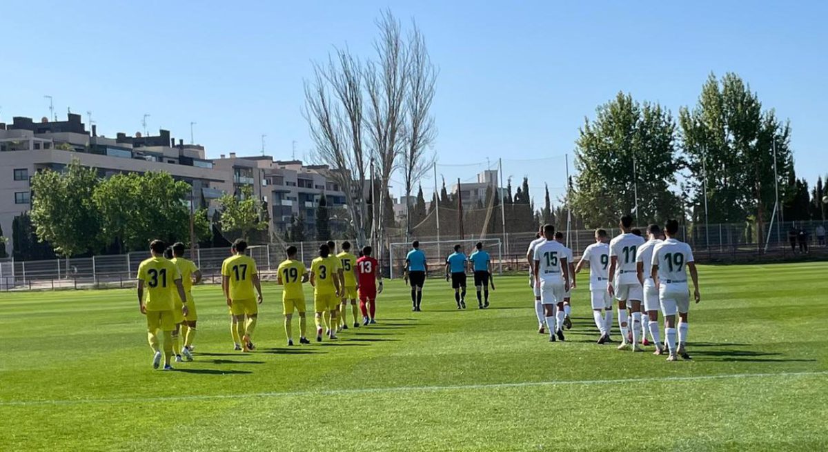 Los jugadores saltan al campo