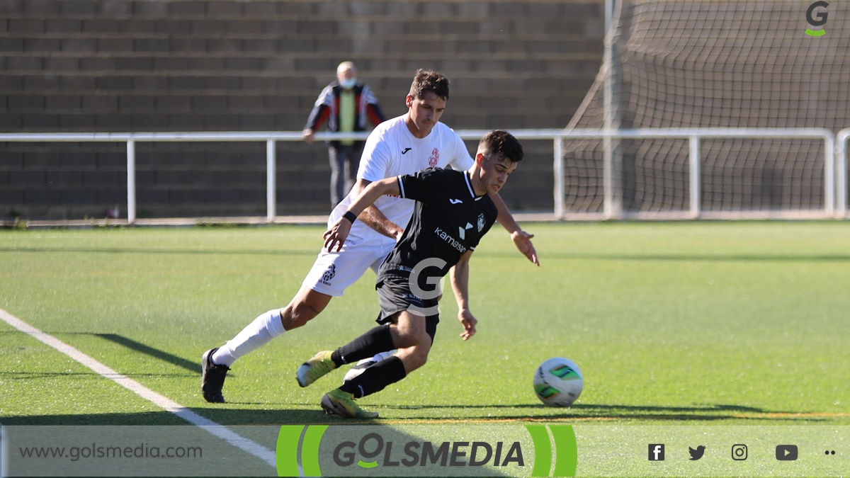 Jugador Ontinyent ante rival Sueca