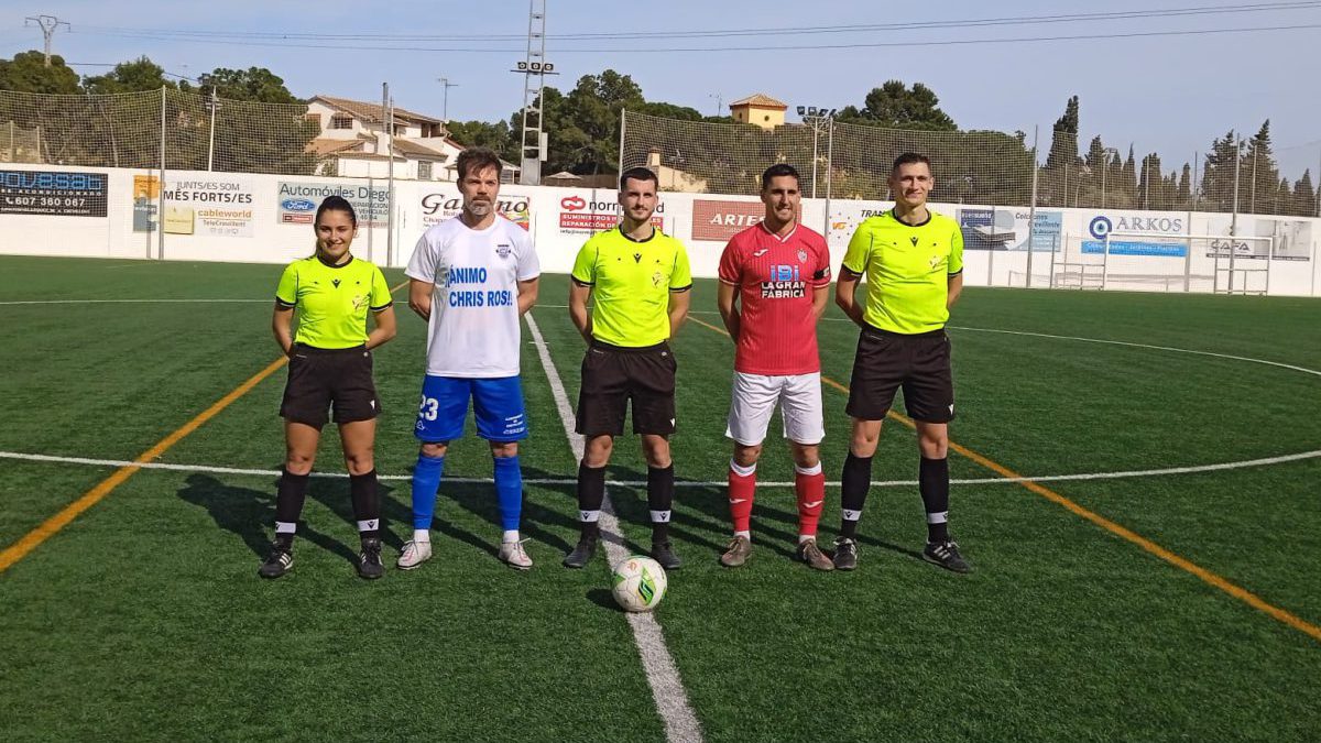 El trío arbitral junto a los jugadores de ambos equipos.