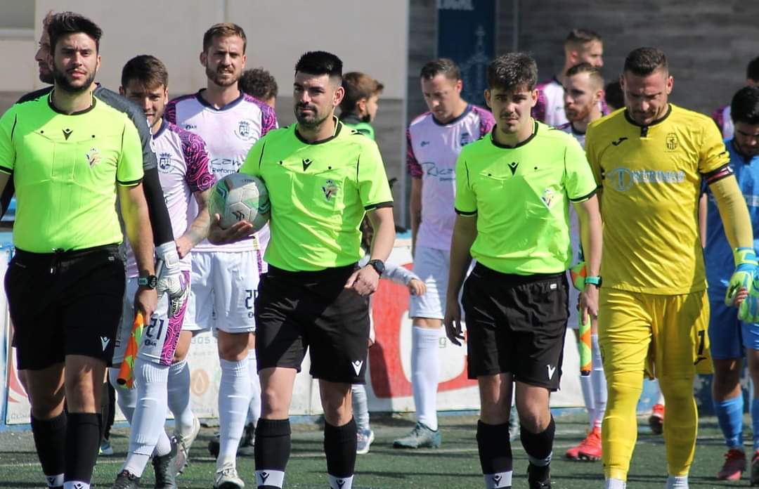 Los jugadores saltan al campo.