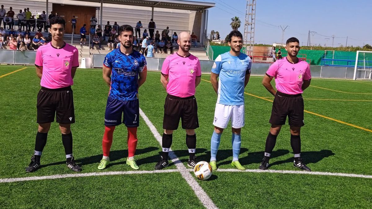 Capitanes y trío arbitral tras el sorteo de campo.