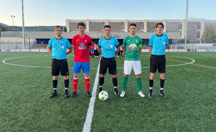 Los capitanes posan junto al trío arbitral.