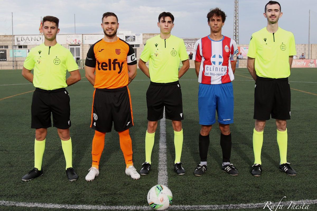 Capitanes junto al trío arbitral.