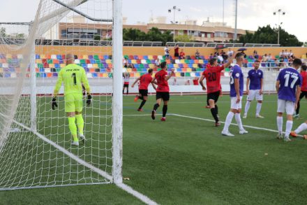 Los jugadores del Jove Español celebran un gol.