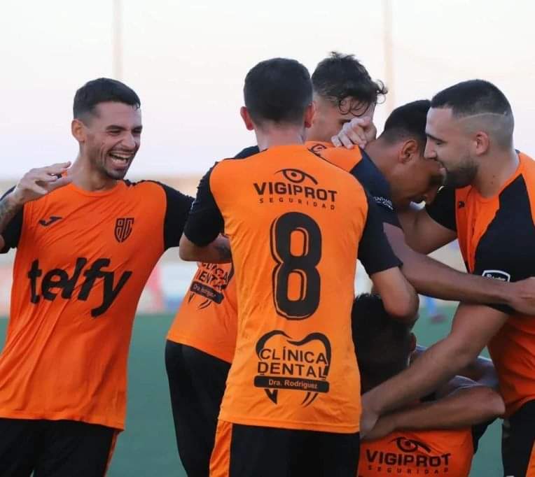 Los jugadores celebran un gol.