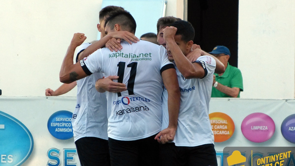 Jugadores celebrando gol