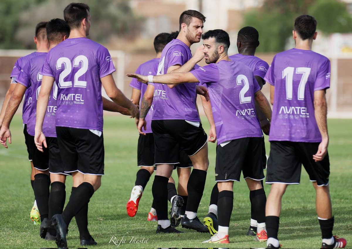 Los jugadores del Santa Pola celebran un gol