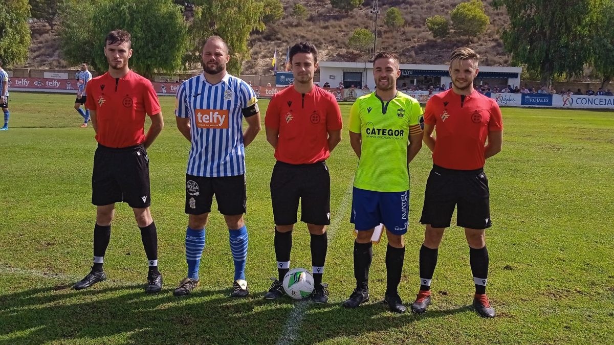 Capitanes y trío arbitral tras el sorteo.