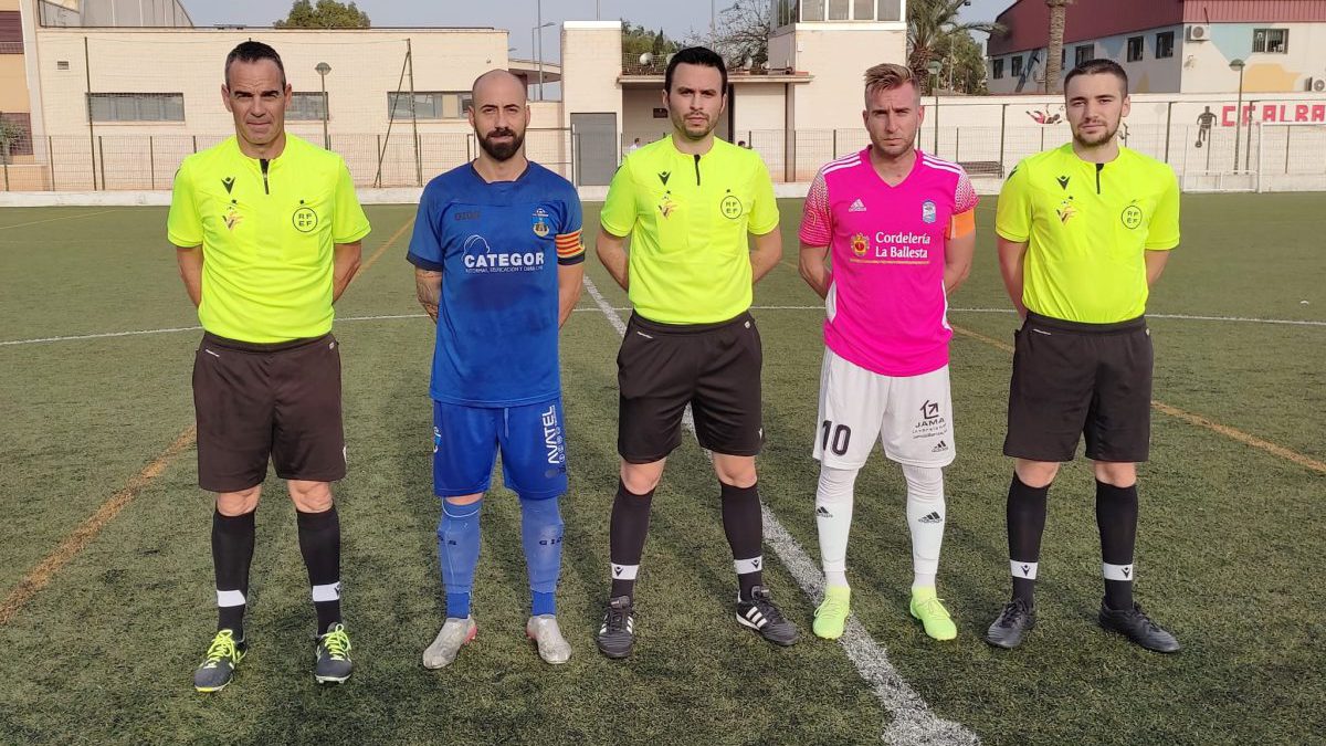 Árbitros y capitanes antes del partido