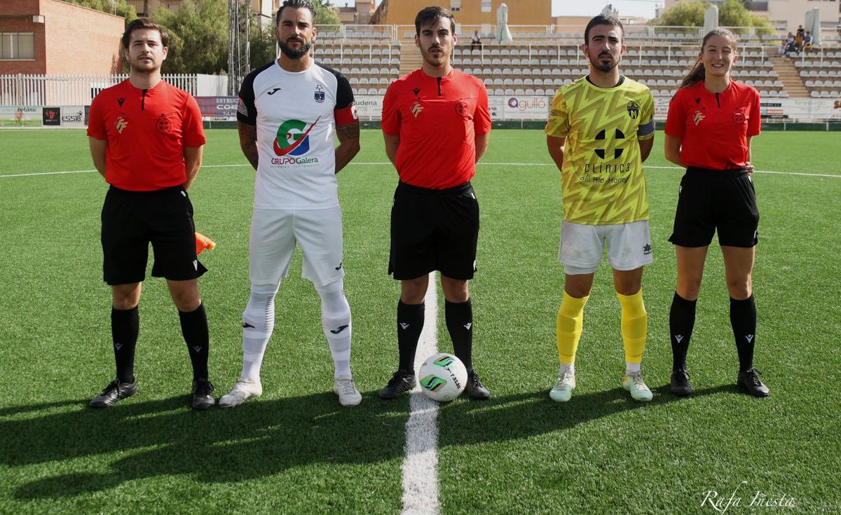 Capitanes y trío arbitral antes del partido