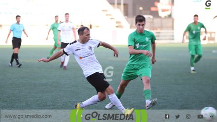 Jugador Ontinyent 1931 dando pase