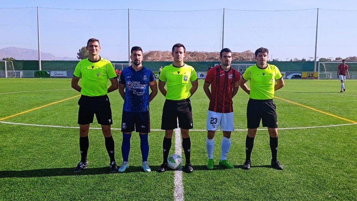 Capitanes junto al trío arbitral