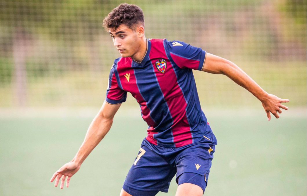 Un jugador local mantiene el balón.