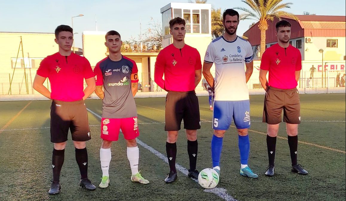 Capitanes junto al trío arbitral
