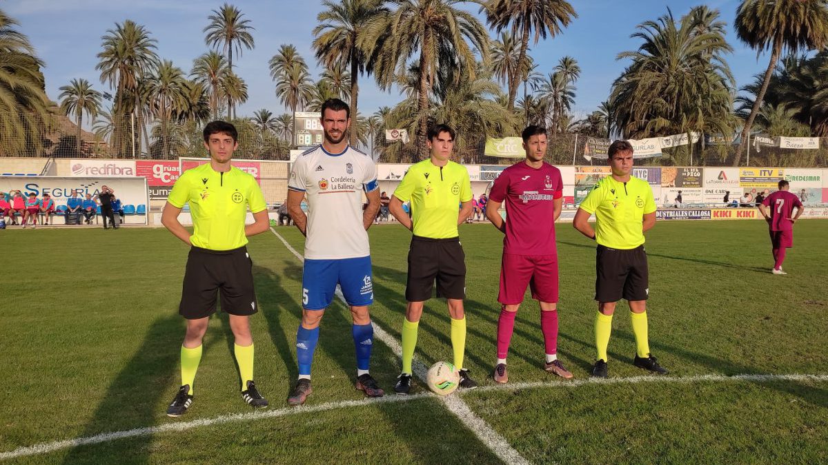 Capitanes junto al trío arbitral