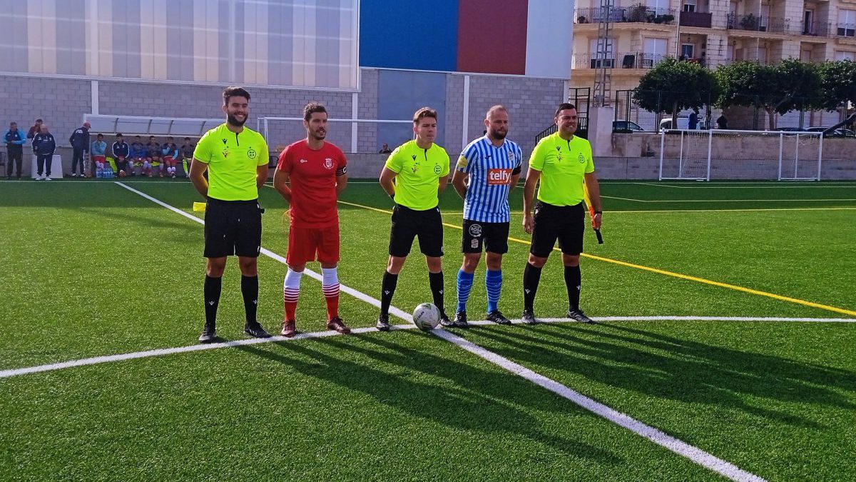 El trío arbitral con los capitanes