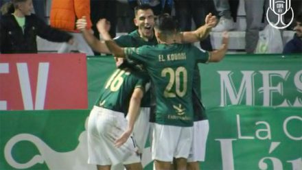 Los jugadores del CP Cacereño celebrando su gol ante el Girona.