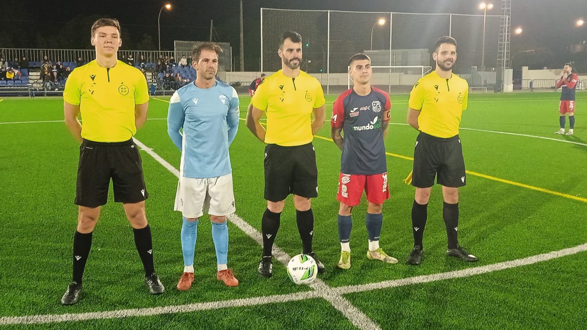 Trío arbitral junto a los capitanes