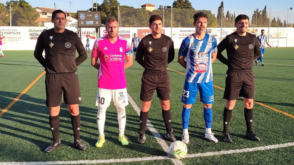 Capitanes junto al trío arbitral