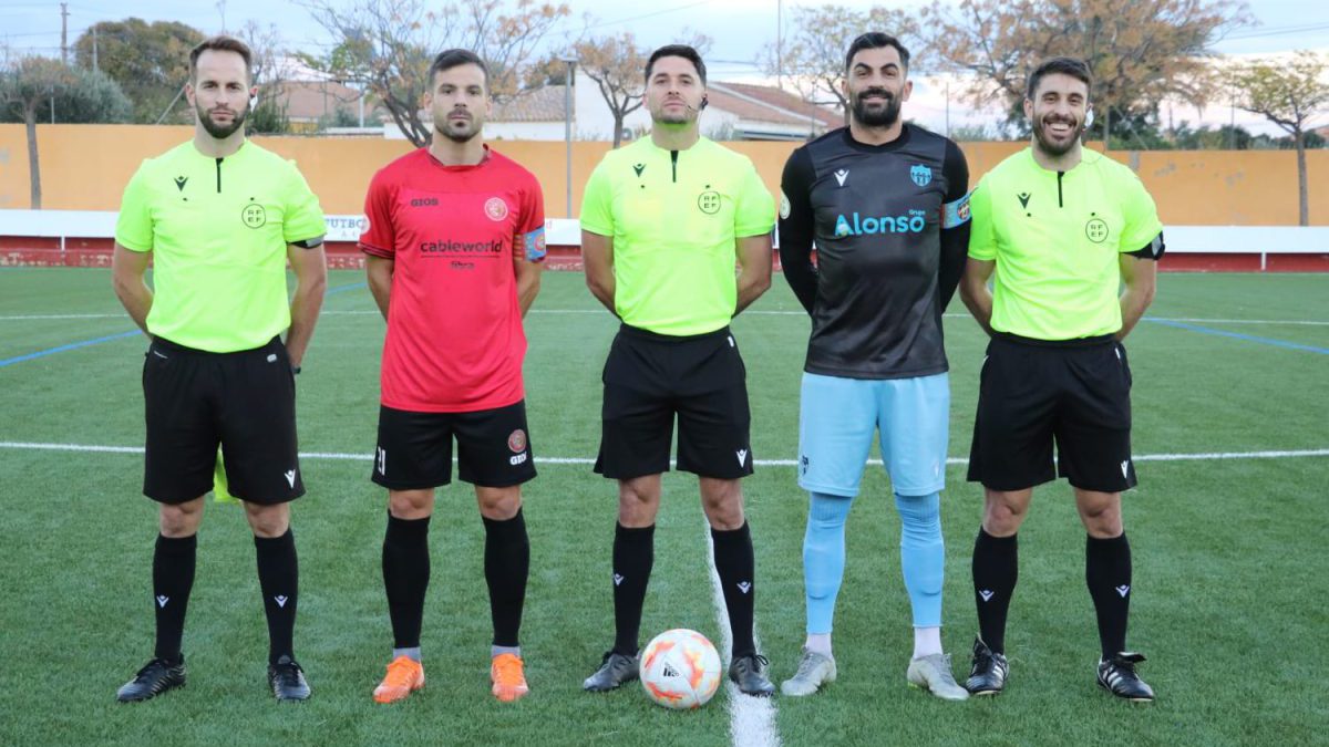Los capitanes junto al trío arbitral