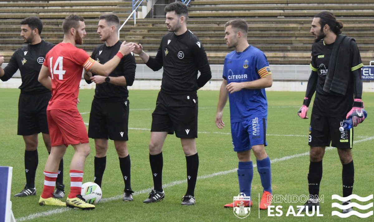 Saludo entre ambos equipos.