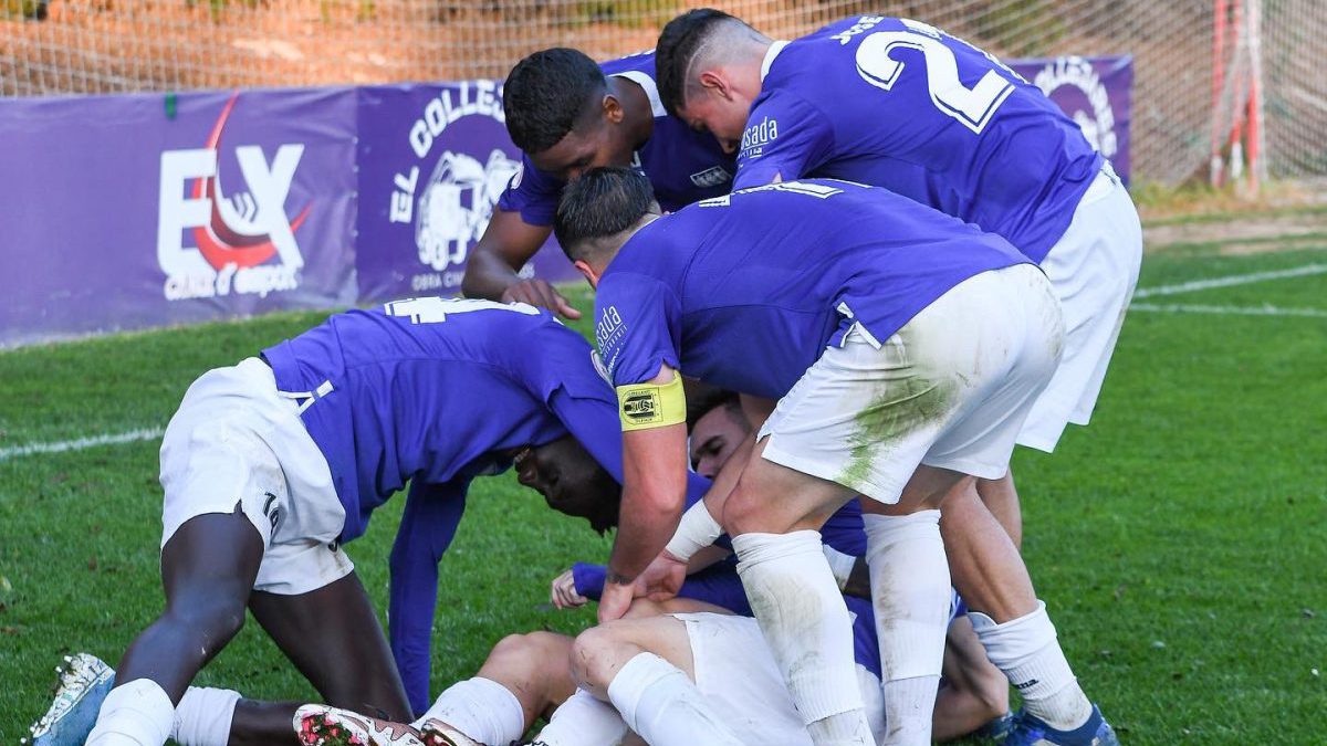 Los jugadores celebran el gol
