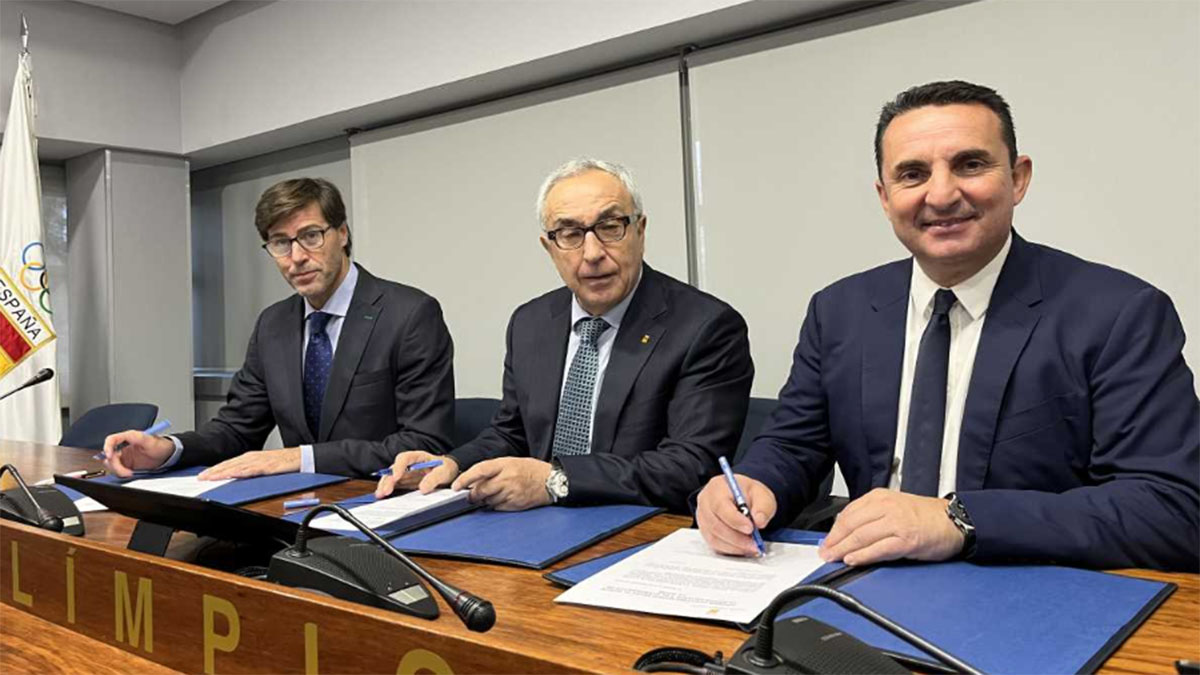 Signatura del conveni a Madrid amb Alejandro Blanco, president *COE, Raúl Chapado, president de la Reial Acadèmia Olímpica Espanyola i Bernabé Cano, alcalde de La Nucia.