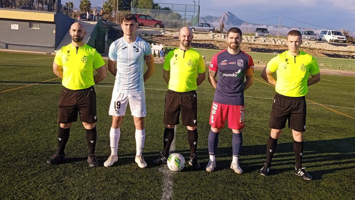 Ambos capitanes junto al trío arbitral