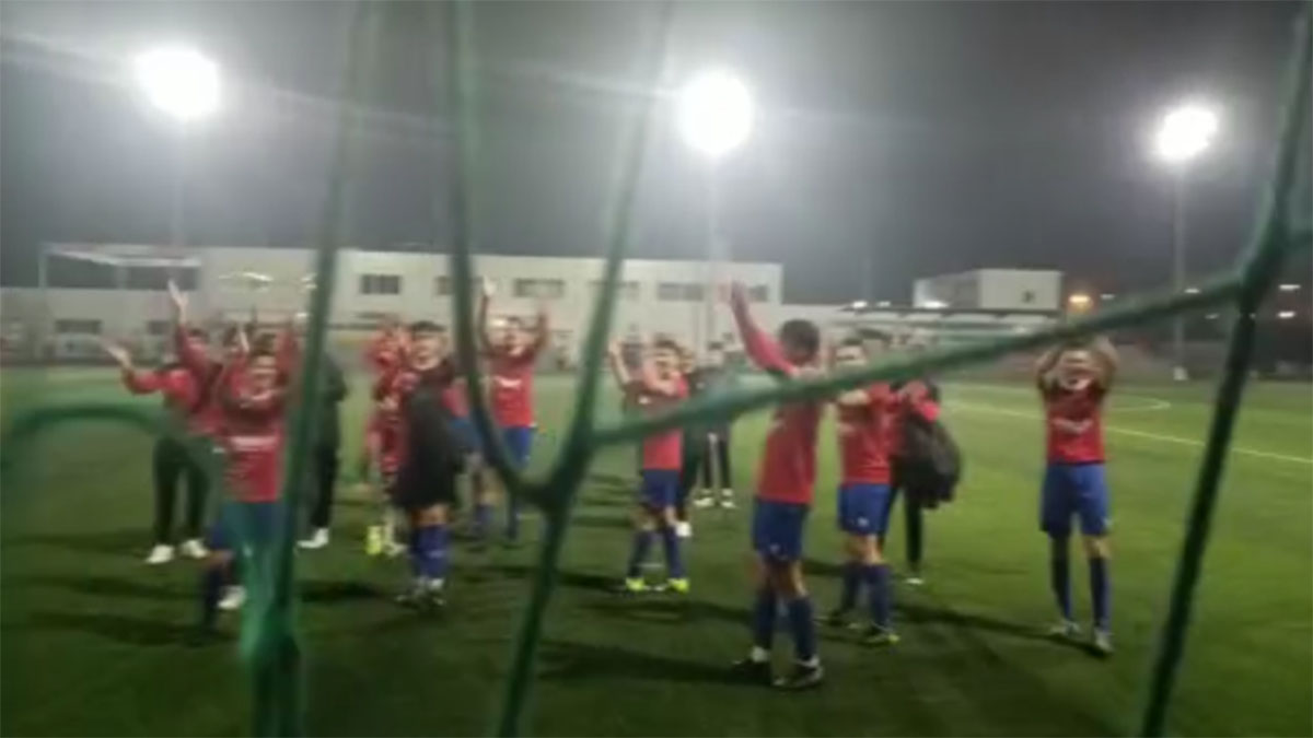 Celebración de los jugadores con la afición del CD L´Alcora.