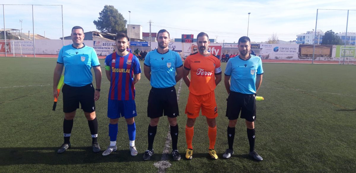 Capitanes junto al trío arbitral.