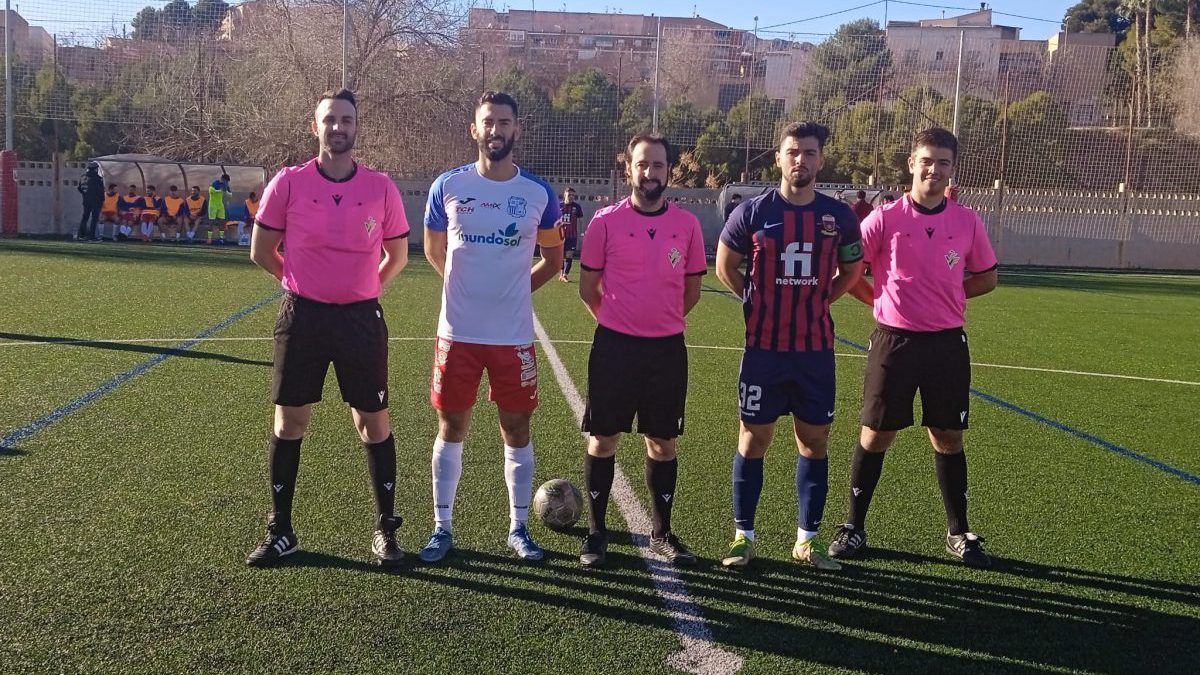 Capitanes de ambos equipos antes de empezar