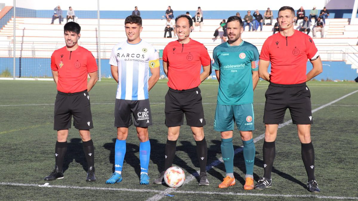 Capitanes junto al trío arbitral.