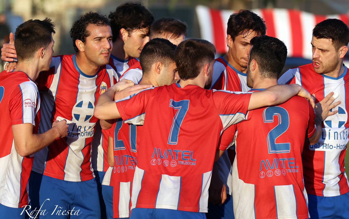 Jugadores celebrando un gol.