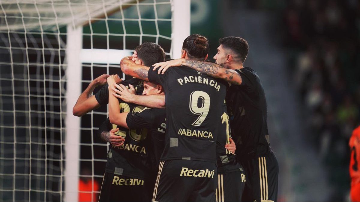 Los jugadores celebran un gol