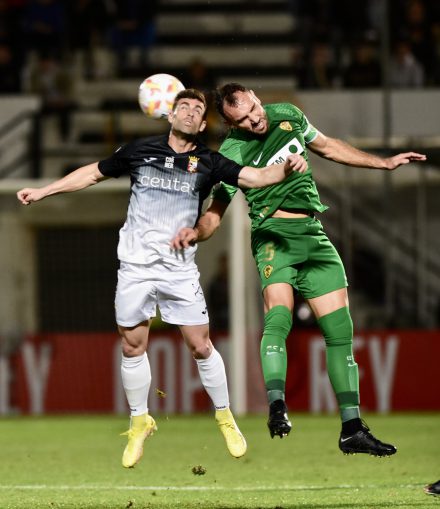 Verdú salta a un balón aéreo