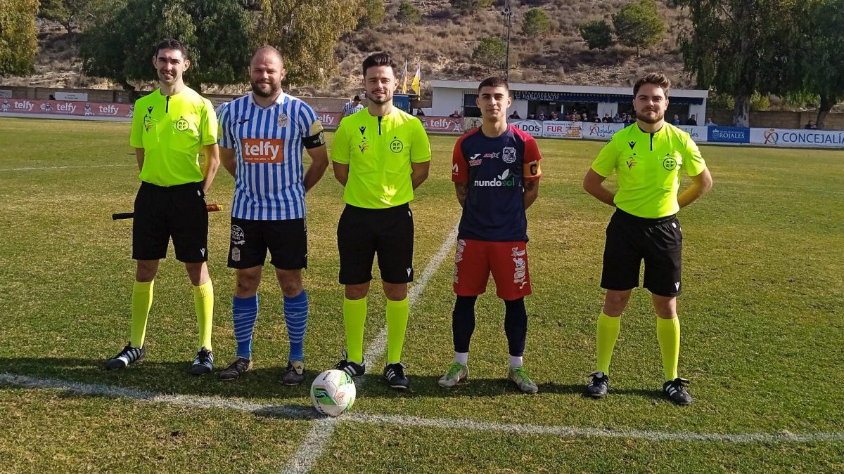 Capitanes y trío arbitral