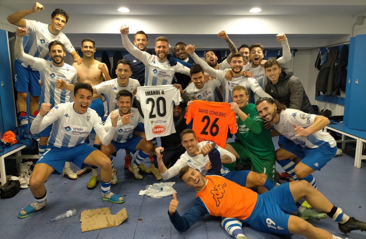 La plantilla celebra la victoria.