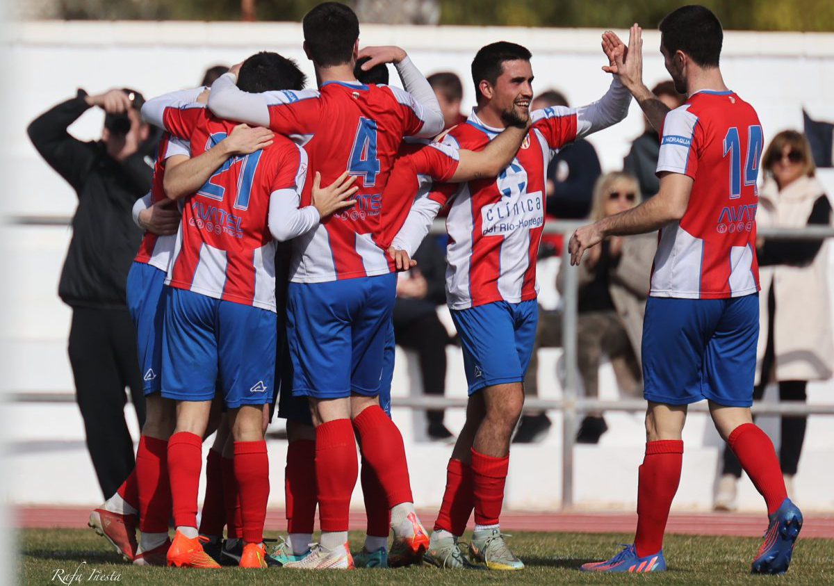 Los jugadores celebran un gol