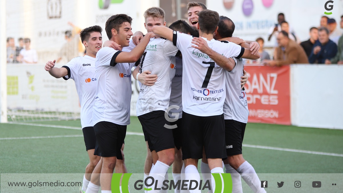 Jugadores Ontinyent 1931 celebrando gol