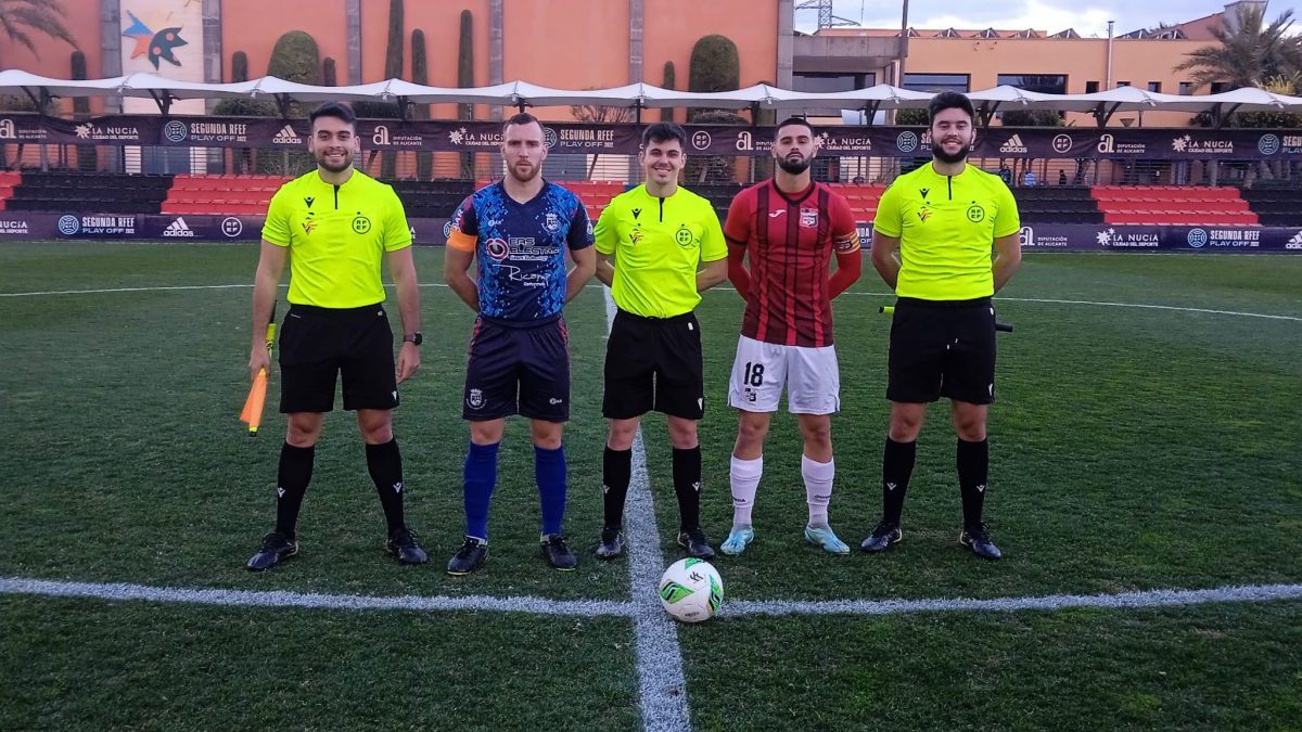 Capitanes junto al trío arbitral.