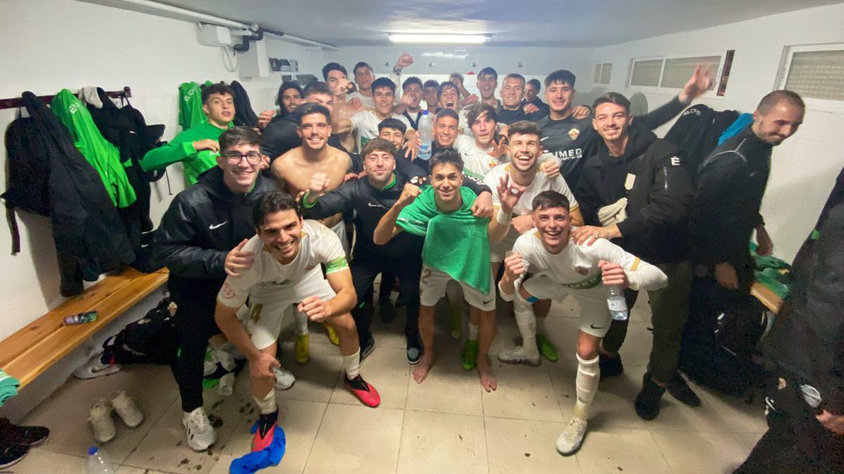 La plantilla celebra la victoria