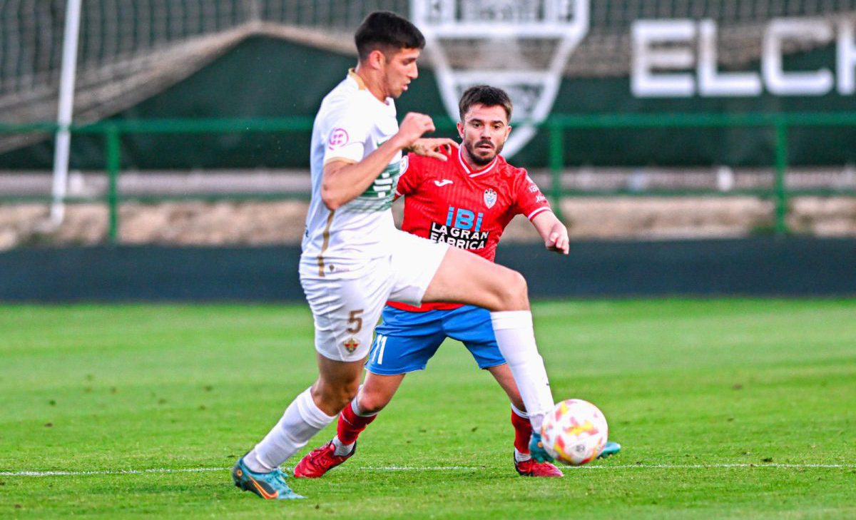 Álvaro Santiago conduce el balón